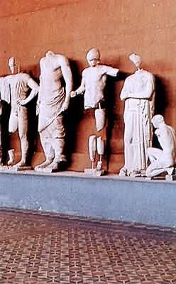 Postavy ze štítu Diova chrámu